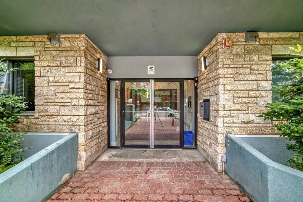 328 21 Avenue SW Calgary AB T2R 0E2