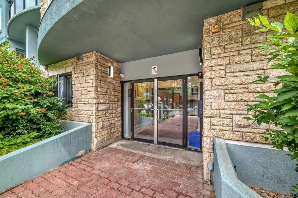328 21 Avenue SW Calgary AB T2R 0E2