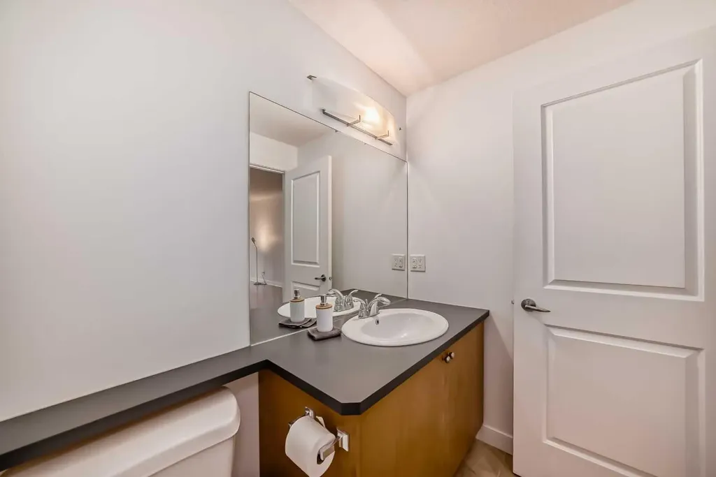 328 21 Avenue SW Calgary AB T2R 0E2
