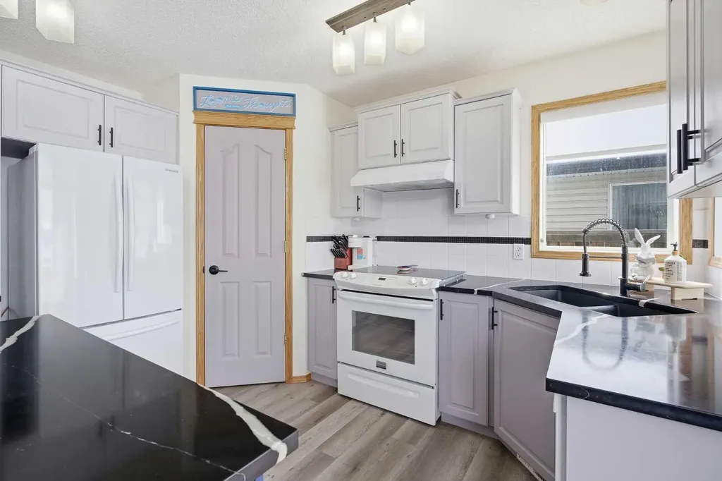167 Fairways Drive NW Airdrie AB T4B 2R8