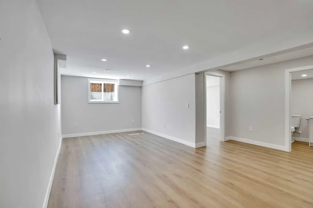 248 Madeira Place NE Calgary AB T2A 5T1