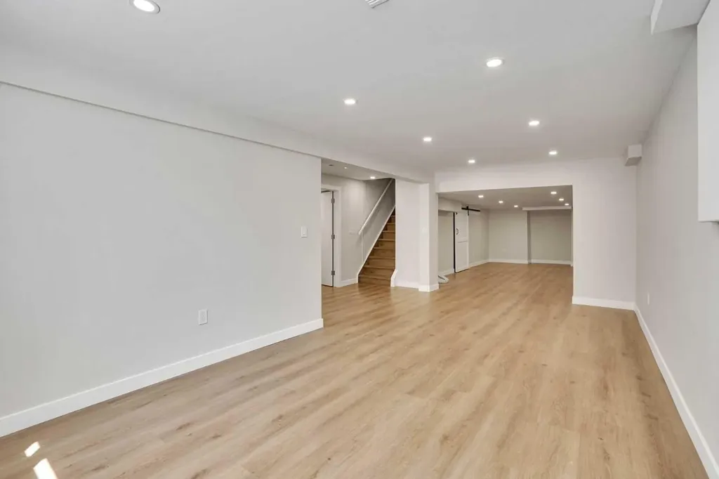 248 Madeira Place NE Calgary AB T2A 5T1