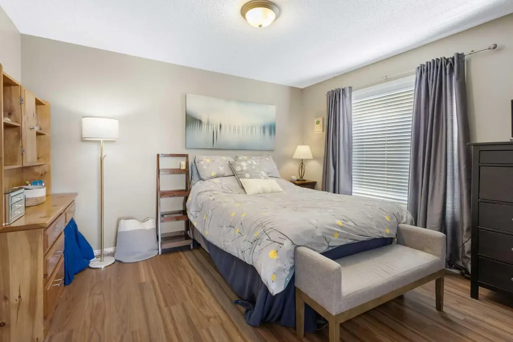 241 Elgin Gardens SE Calgary AB T2Z 4T6