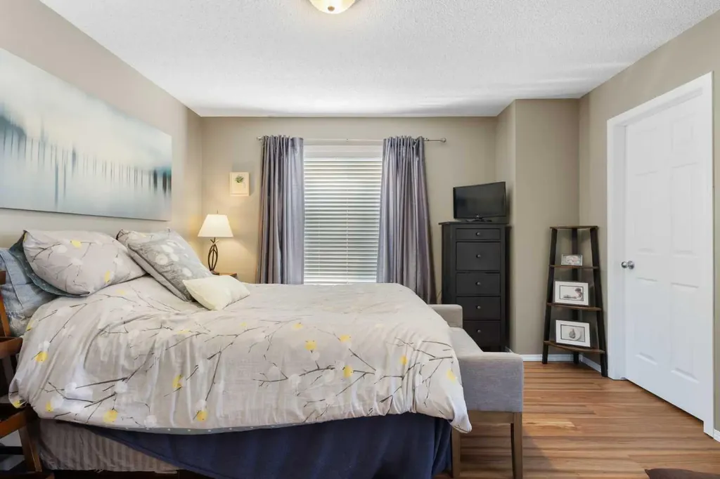 241 Elgin Gardens SE Calgary AB T2Z 4T6