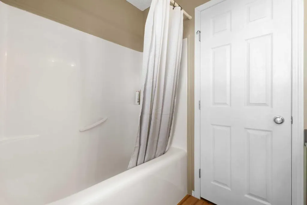 241 Elgin Gardens SE Calgary AB T2Z 4T6
