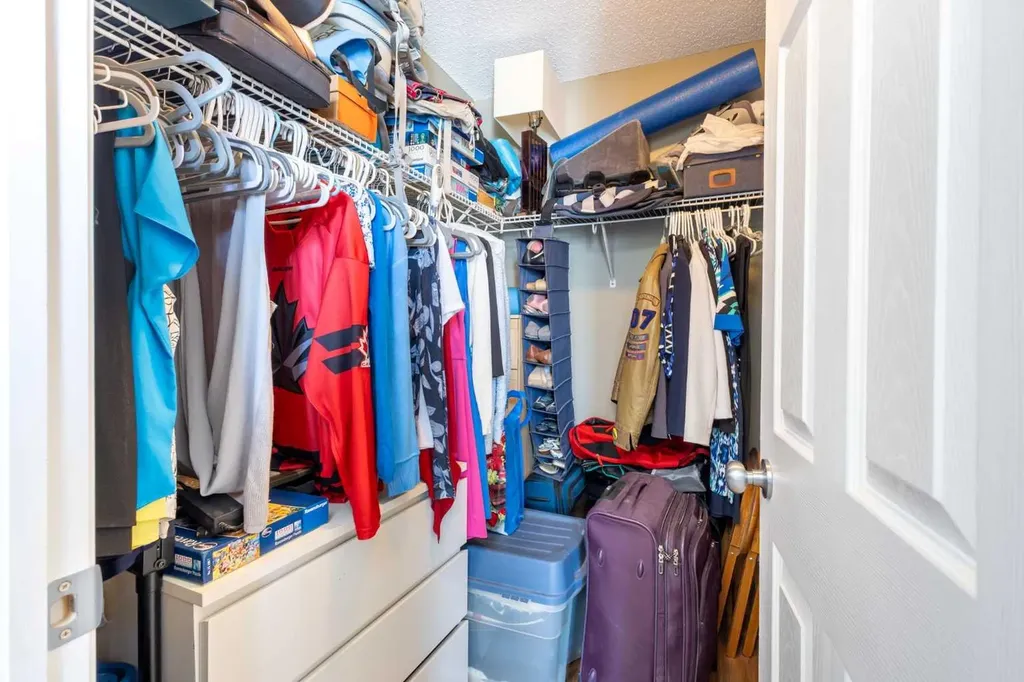 241 Elgin Gardens SE Calgary AB T2Z 4T6