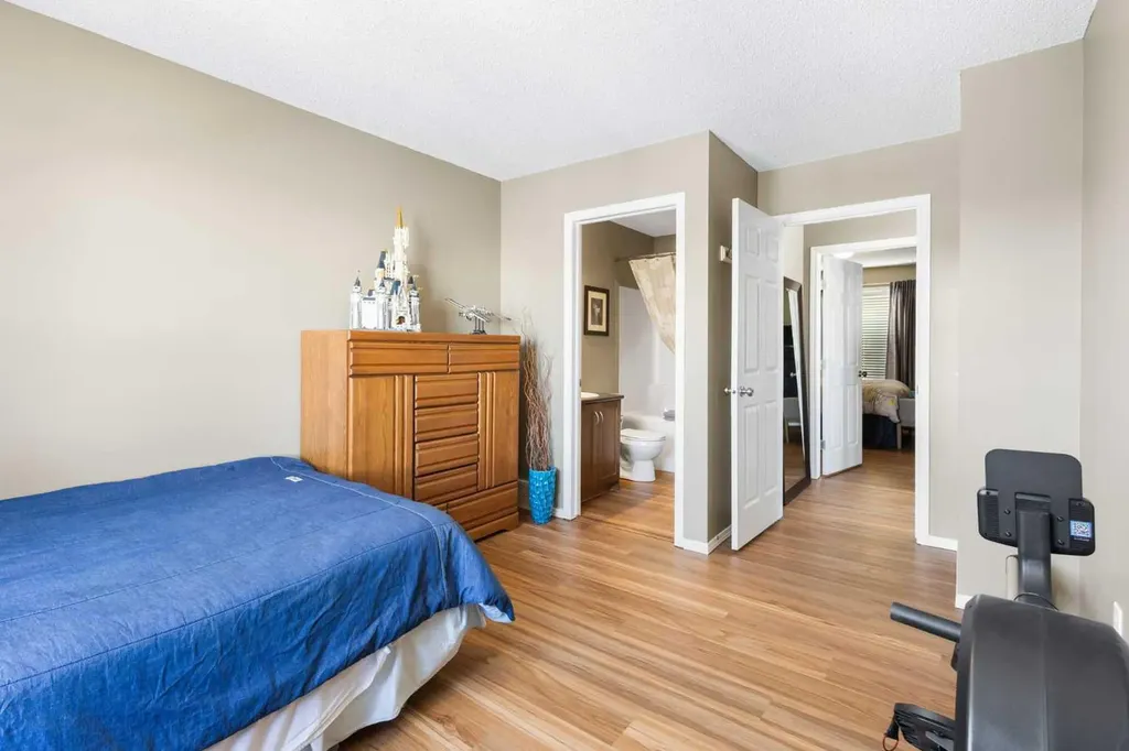 241 Elgin Gardens SE Calgary AB T2Z 4T6