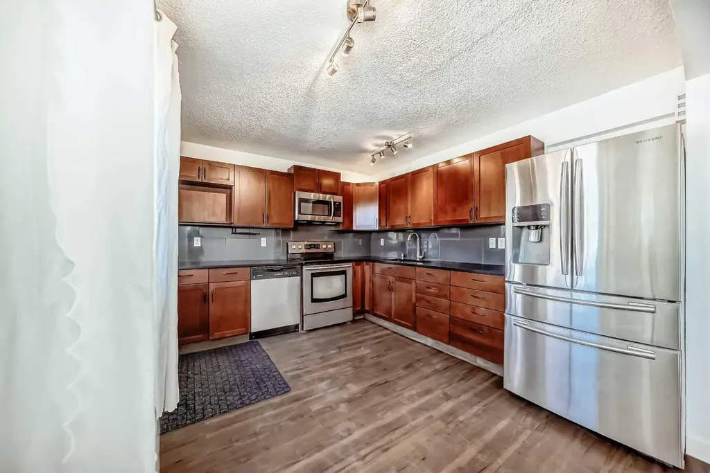 60 Erin Mount Crescent SE Calgary AB T2B 2S3