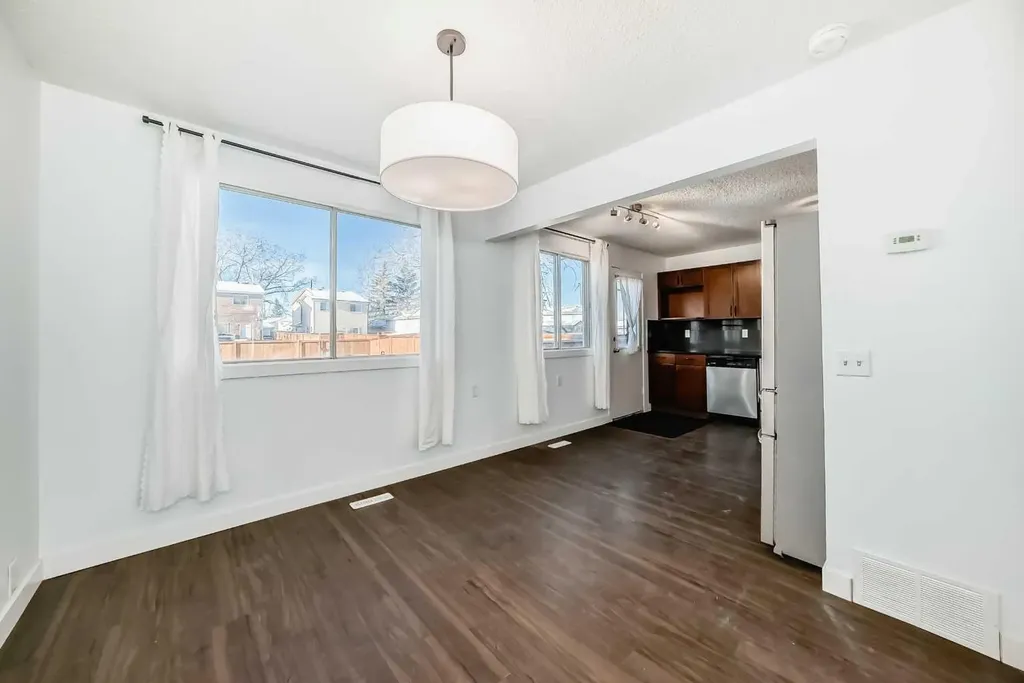 60 Erin Mount Crescent SE Calgary AB T2B 2S3