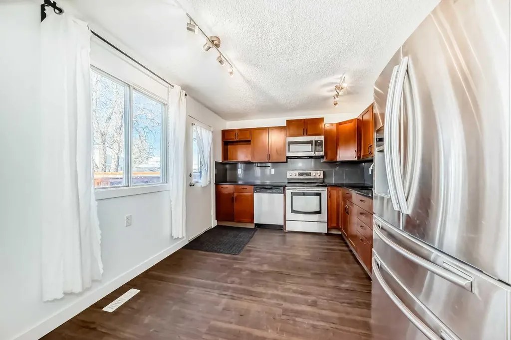 60 Erin Mount Crescent SE Calgary AB T2B 2S3