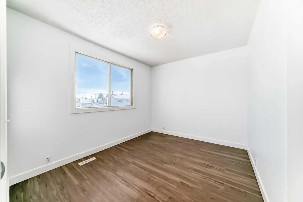 60 Erin Mount Crescent SE Calgary AB T2B 2S3