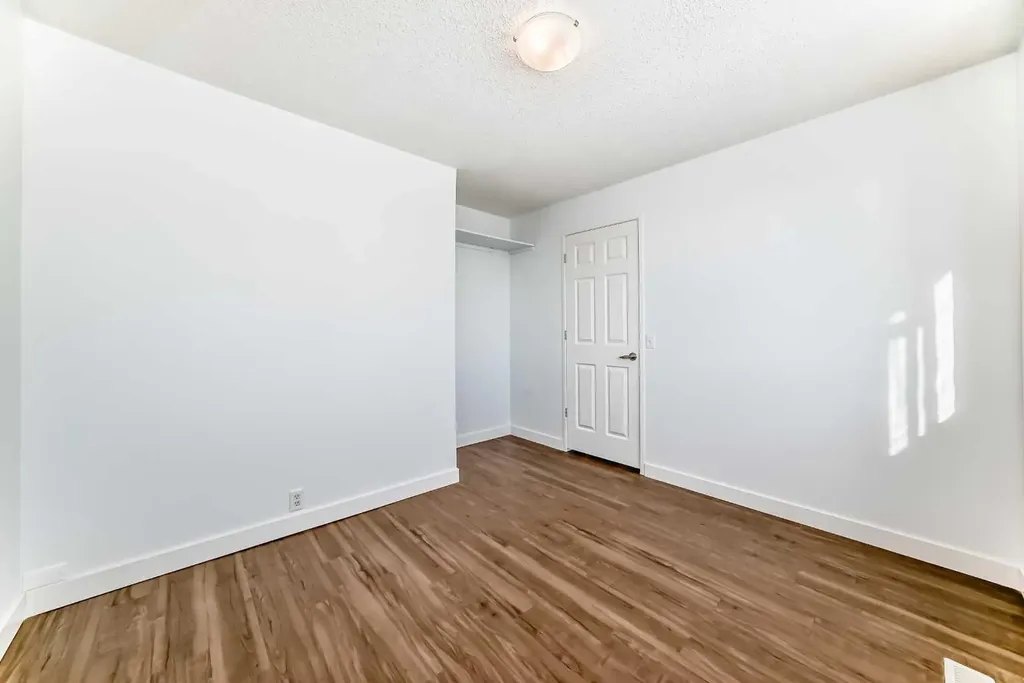 60 Erin Mount Crescent SE Calgary AB T2B 2S3
