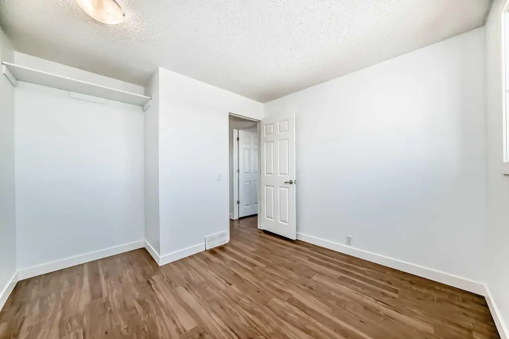 60 Erin Mount Crescent SE Calgary AB T2B 2S3