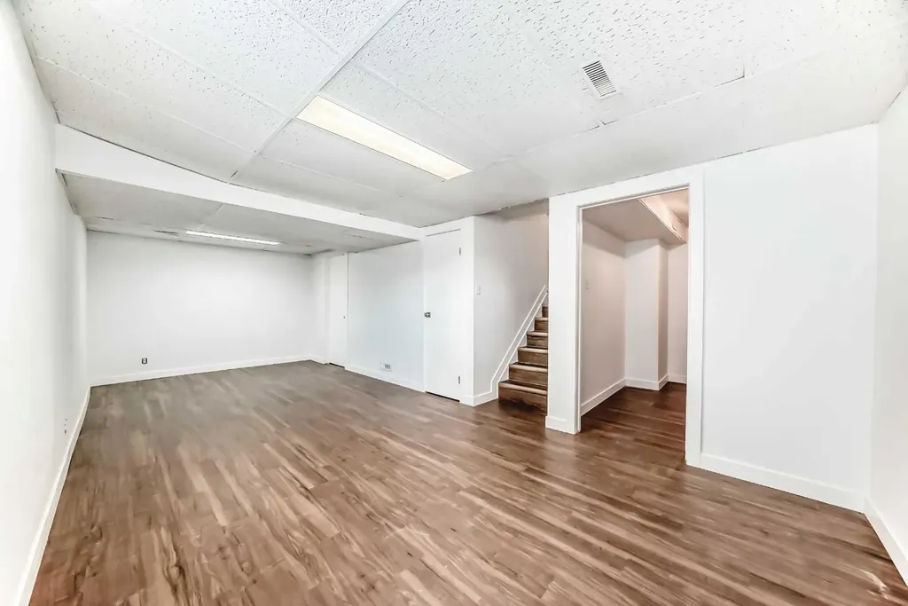 60 Erin Mount Crescent SE Calgary AB T2B 2S3
