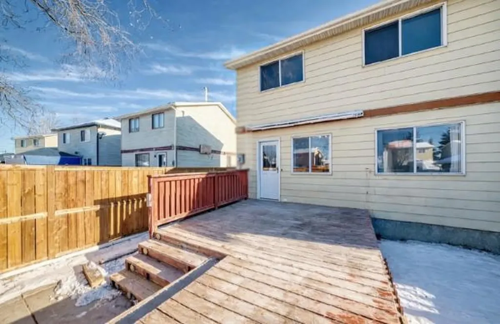 60 Erin Mount Crescent SE Calgary AB T2B 2S3