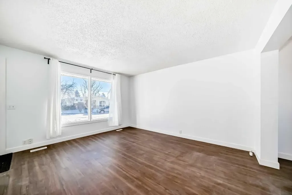 60 Erin Mount Crescent SE Calgary AB T2B 2S3