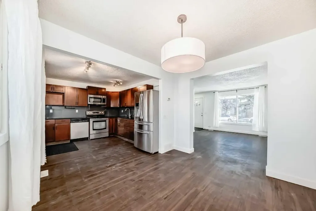 60 Erin Mount Crescent SE Calgary AB T2B 2S3