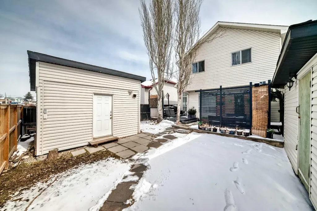 155 Erin Meadow Way SE Calgary AB T2B 3P7