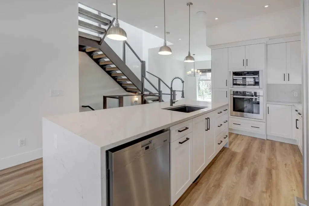 3422 5 Avenue NW Calgary AB T2N 0V5