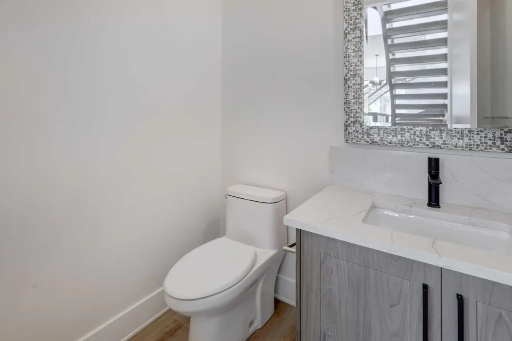 3422 5 Avenue NW Calgary AB T2N 0V5