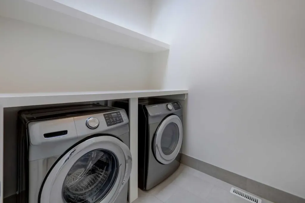 3422 5 Avenue NW Calgary AB T2N 0V5