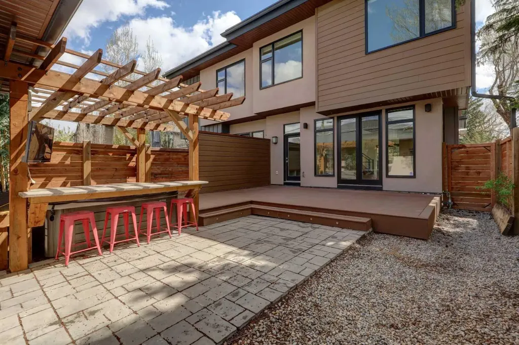 3422 5 Avenue NW Calgary AB T2N 0V5