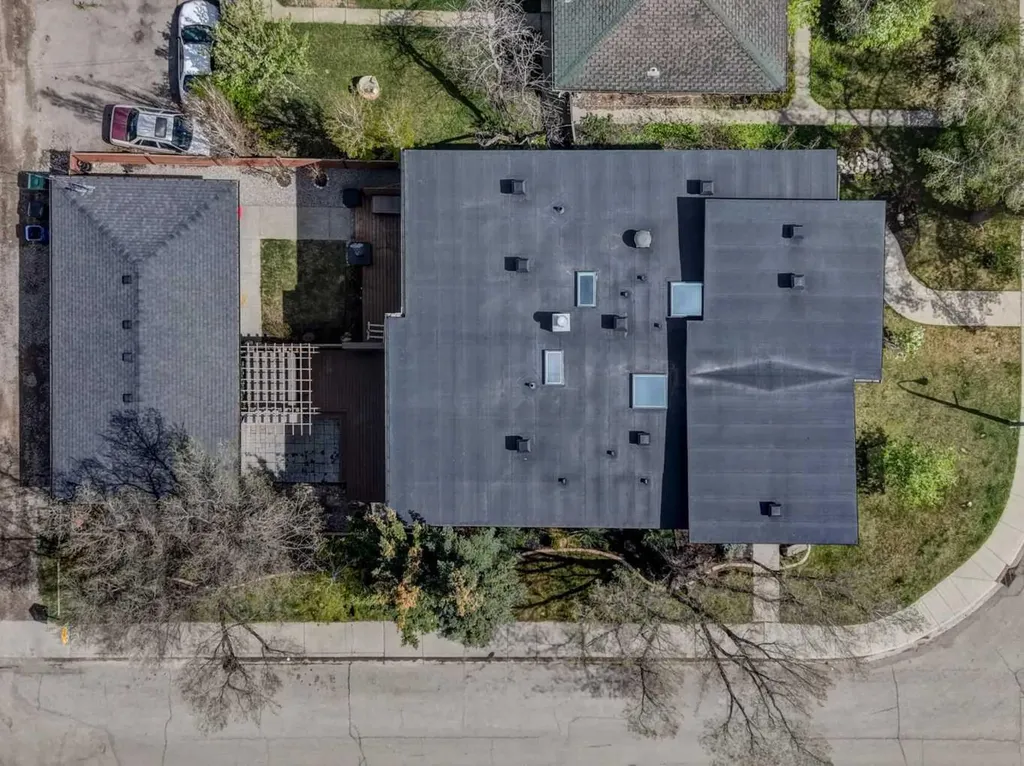 3422 5 Avenue NW Calgary AB T2N 0V5