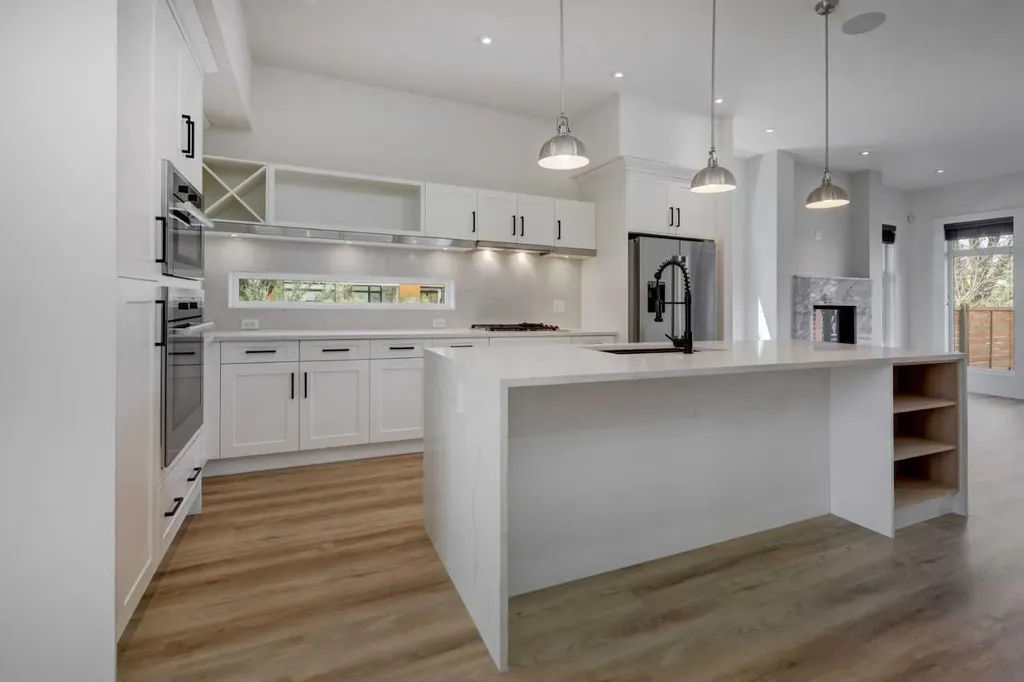 3422 5 Avenue NW Calgary AB T2N 0V5