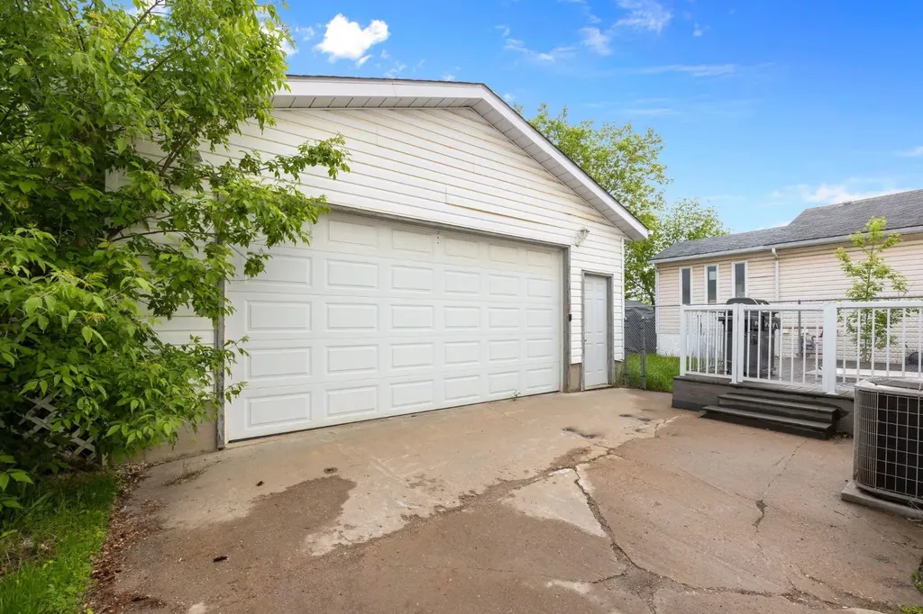 241 Bird Crescent Fort Mcmurray AB T9H4T4