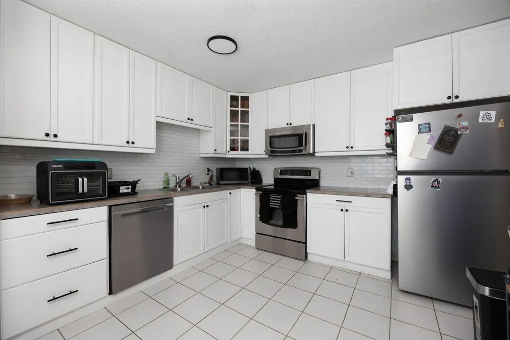 241 Bird Crescent Fort Mcmurray AB T9H4T4