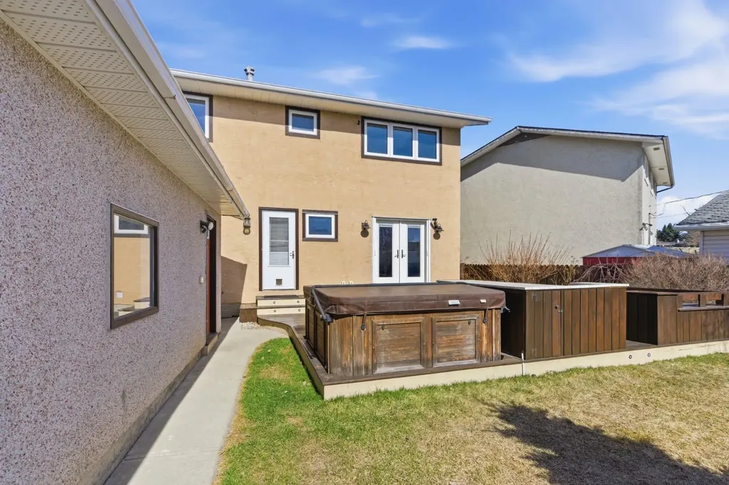 1315 Lake Michigan Crescent SE Calgary AB T2J 3E9