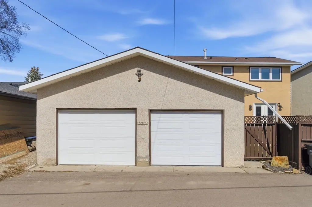 1315 Lake Michigan Crescent SE Calgary AB T2J 3E9