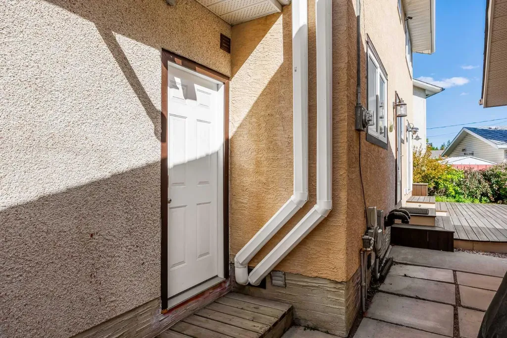 1315 Lake Michigan Crescent SE Calgary AB T2J 3E9