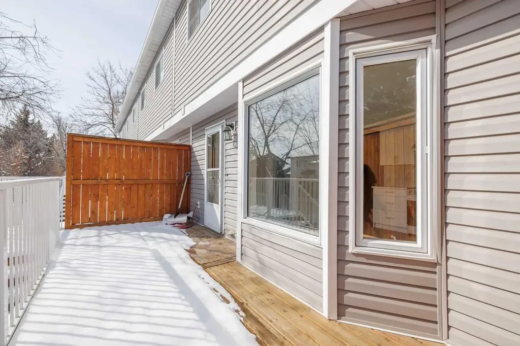 264 Cedarwood Park SW Calgary AB T2W 5X6