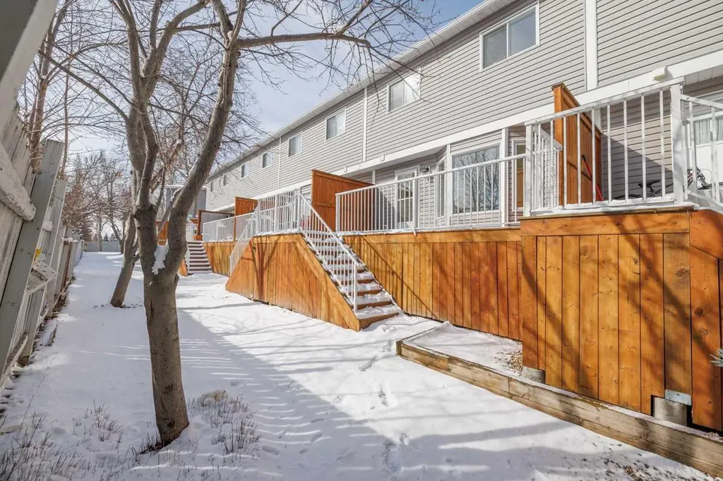 264 Cedarwood Park SW Calgary AB T2W 5X6