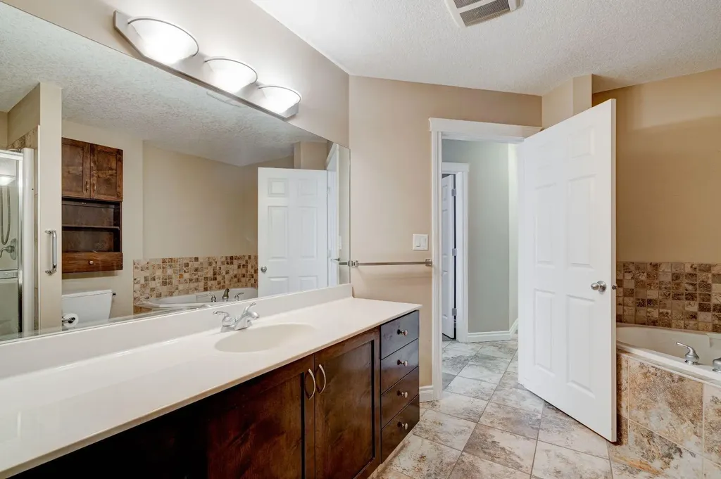 24 Hemlock Crescent SW Calgary AB T3C 2Z1