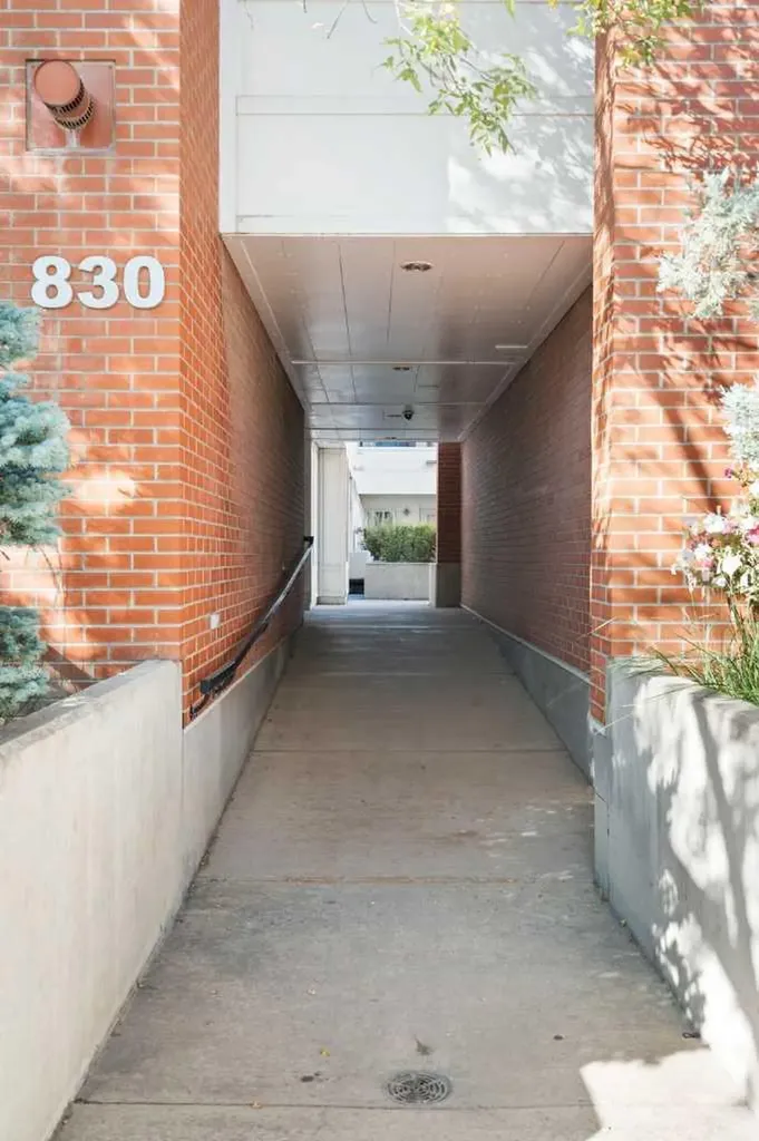 830 Centre Avenue NE Calgary AB T2E 9C3