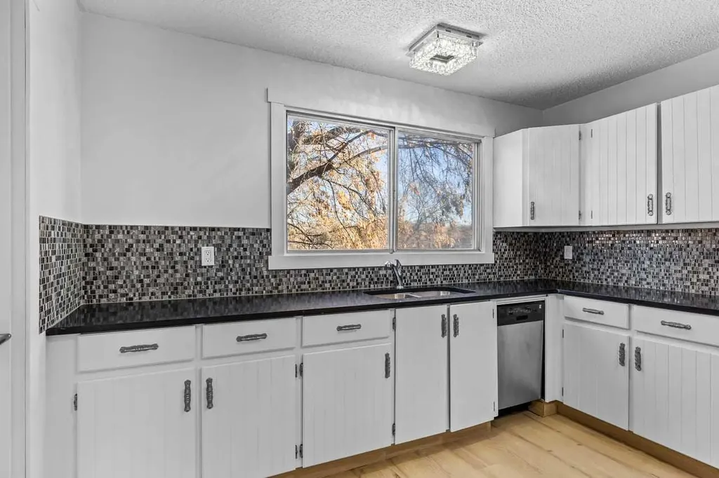 7006A Bowness Road NW Calgary AB T3B 0G4