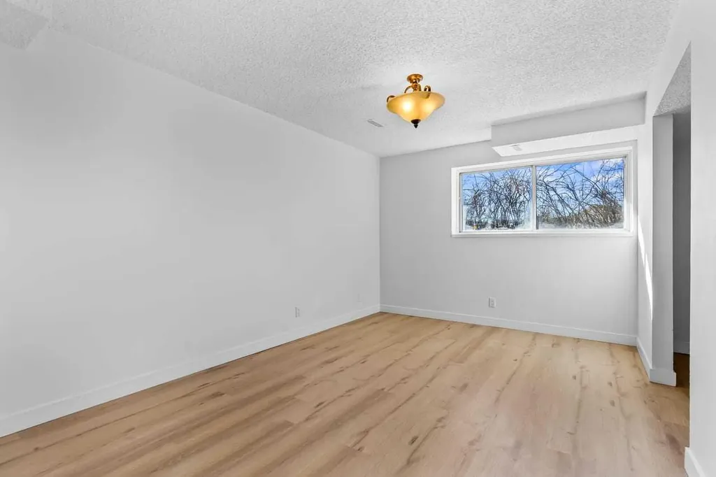 7006A Bowness Road NW Calgary AB T3B 0G4