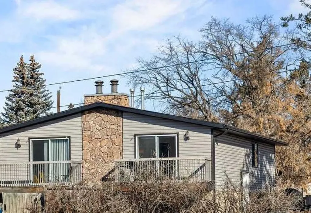 7006A Bowness Road NW Calgary AB T3B 0G4