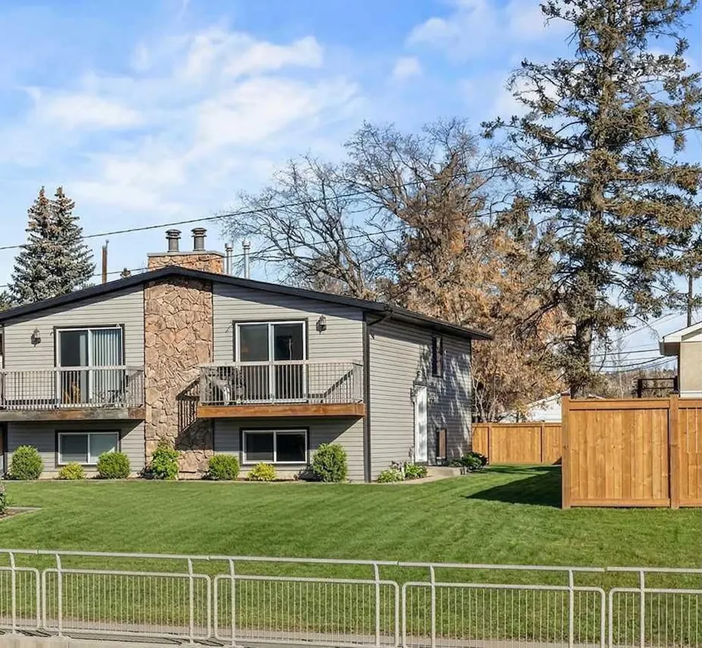 7006A Bowness Road NW Calgary AB T3B 0G4