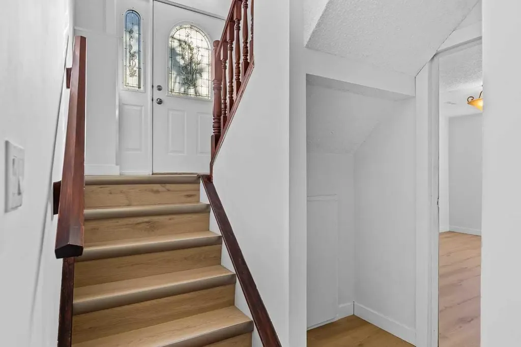 7006A Bowness Road NW Calgary AB T3B 0G4