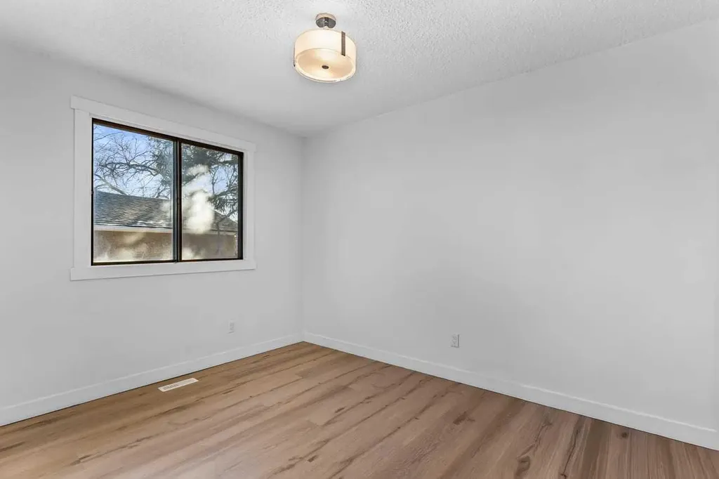 7006A Bowness Road NW Calgary AB T3B 0G4