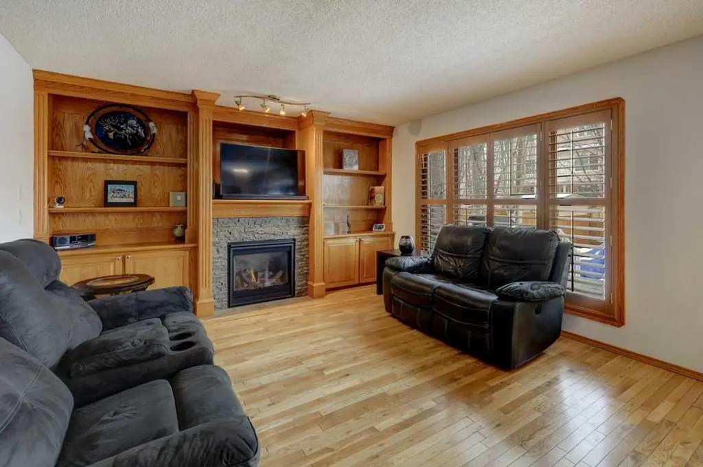 182 Harvest Creek Close NE Calgary AB T3K 4P8