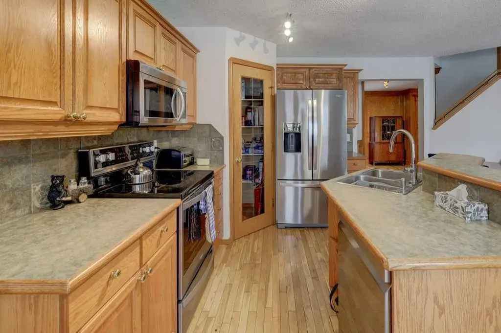 182 Harvest Creek Close NE Calgary AB T3K 4P8