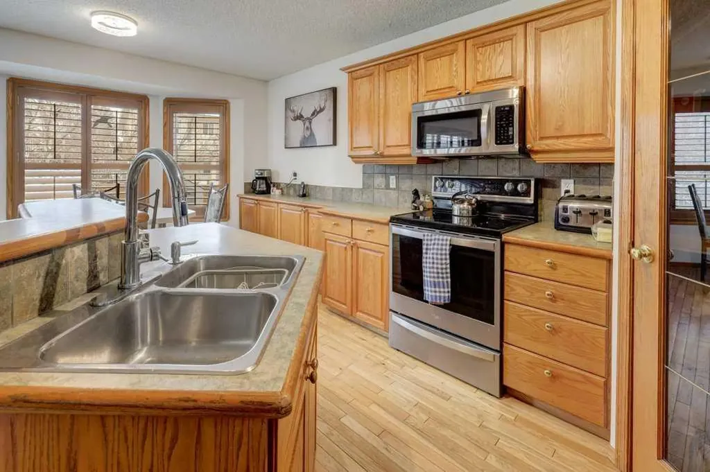 182 Harvest Creek Close NE Calgary AB T3K 4P8