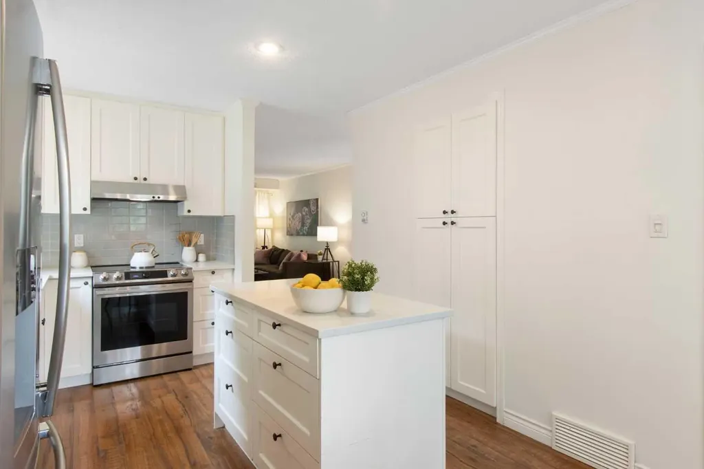 230 11 Avenue NE Calgary AB T2E 0Y8