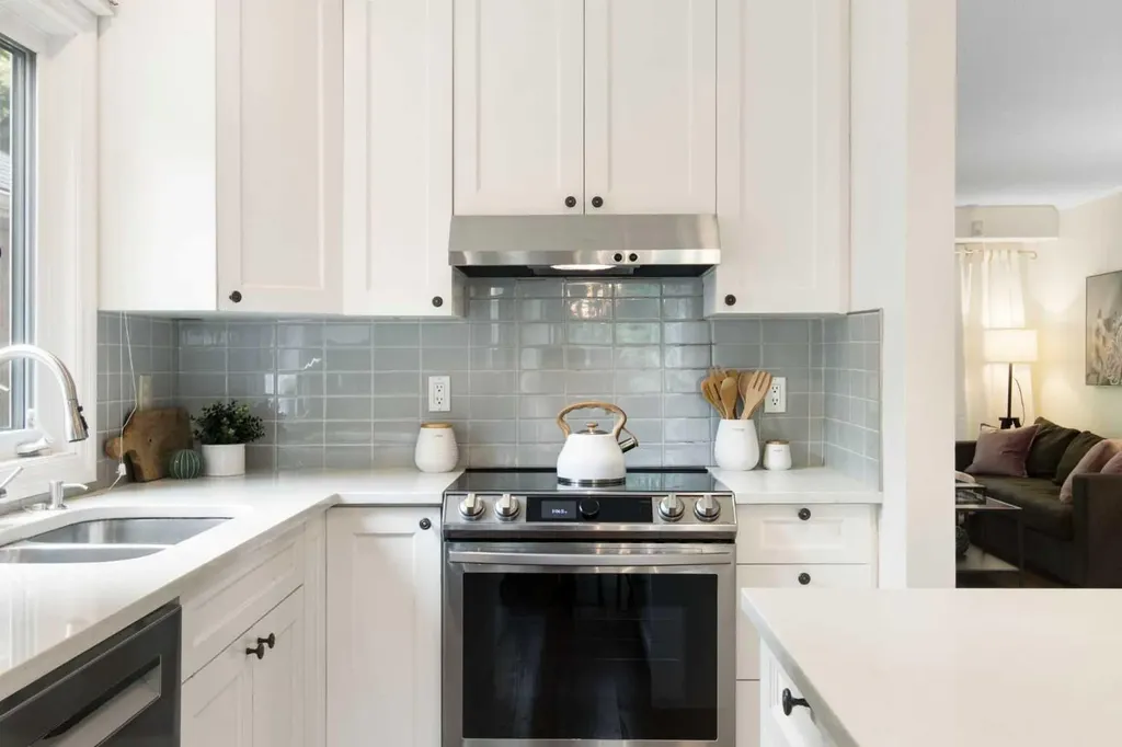 230 11 Avenue NE Calgary AB T2E 0Y8