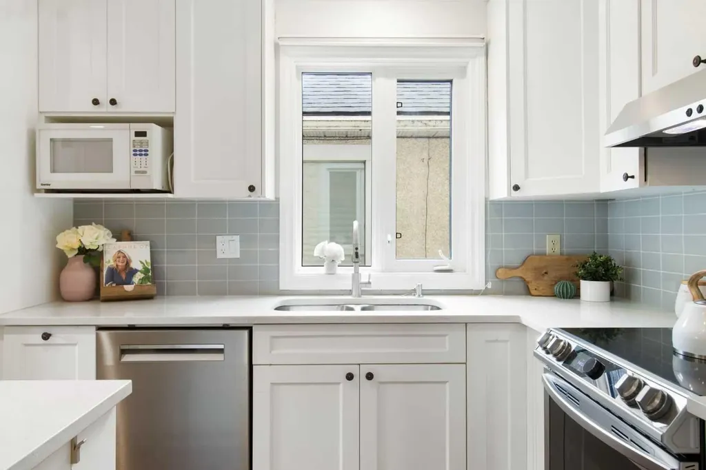 230 11 Avenue NE Calgary AB T2E 0Y8