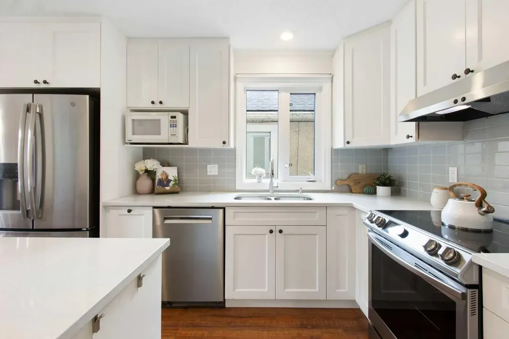 230 11 Avenue NE Calgary AB T2E 0Y8